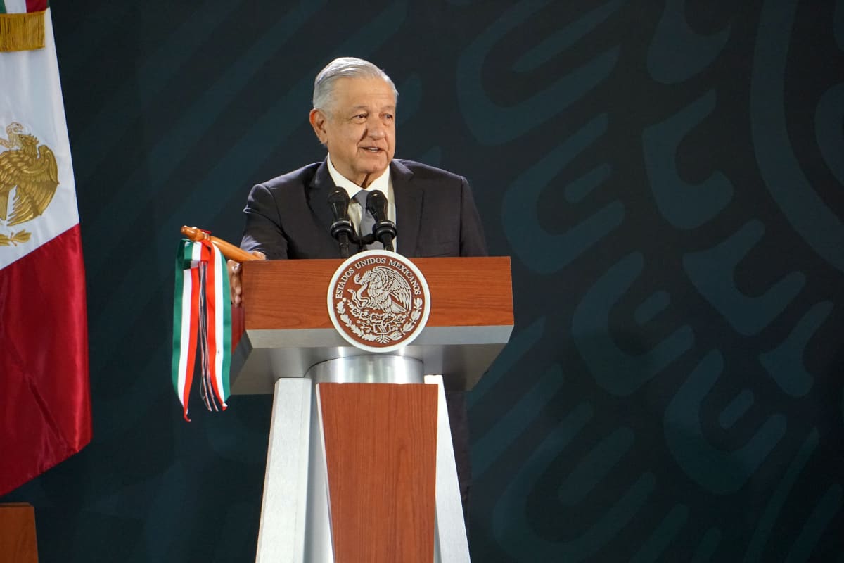 Andrés Manuel López Obrador puhujapöntössä.
