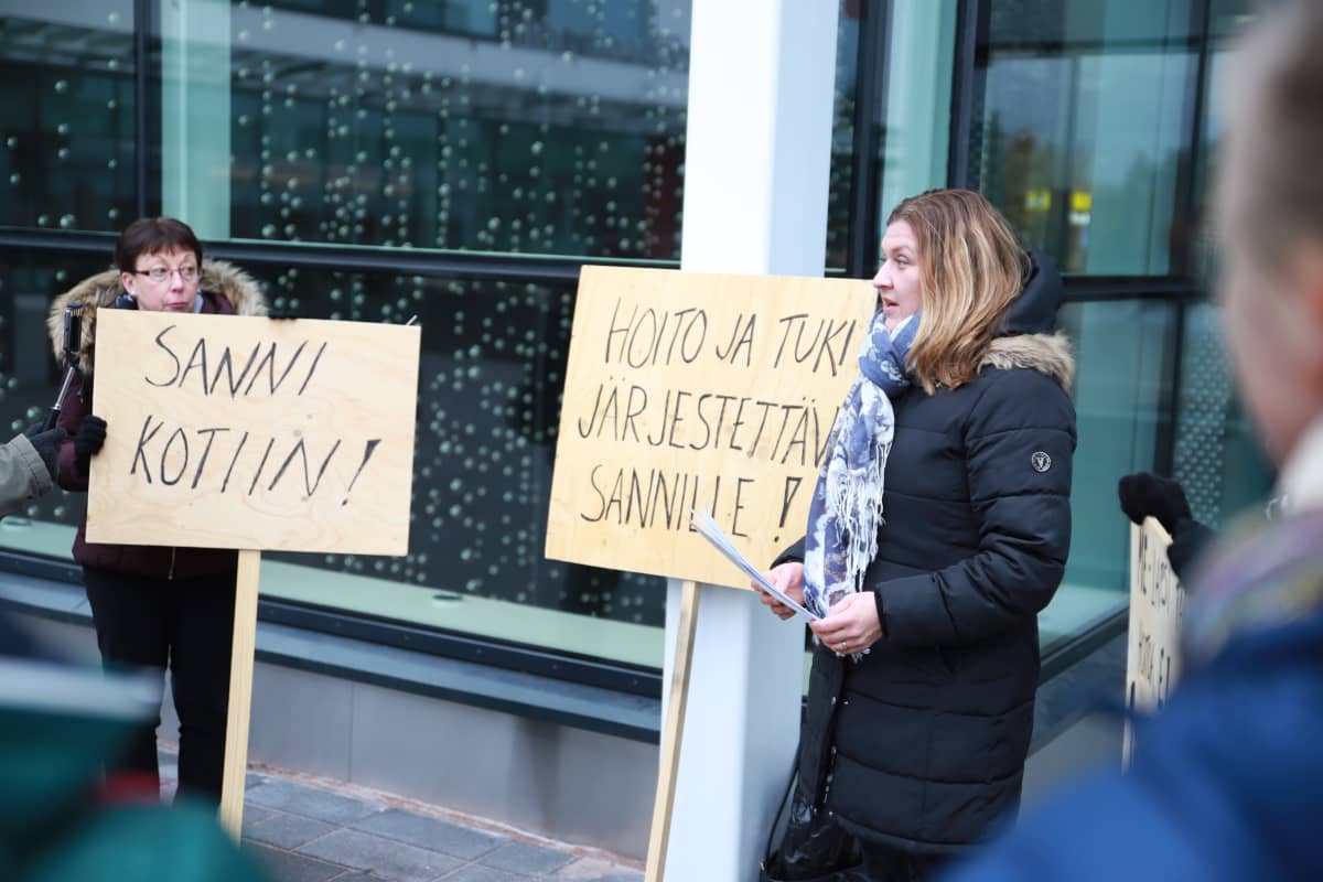 mielenosoitus Sannin hyväksi