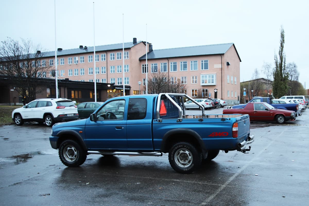 A-traktoreita lukion pysäköintialueella Ruotsin Haaparannalla.