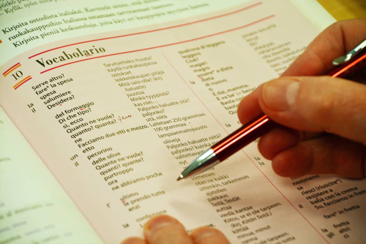 Närbild på en ordlista med ord på italienska och finska