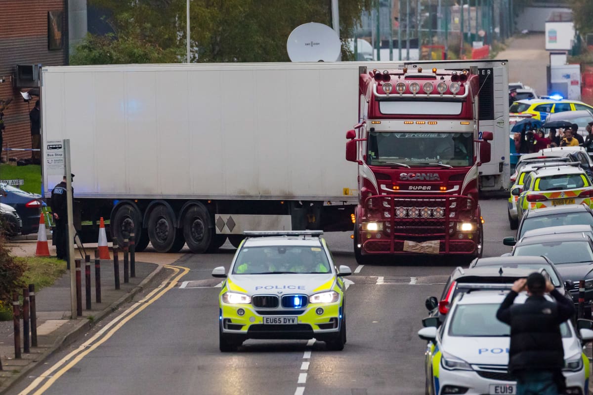 Kääntyvä rekka. Sen edellä ajaa poliisiauto.