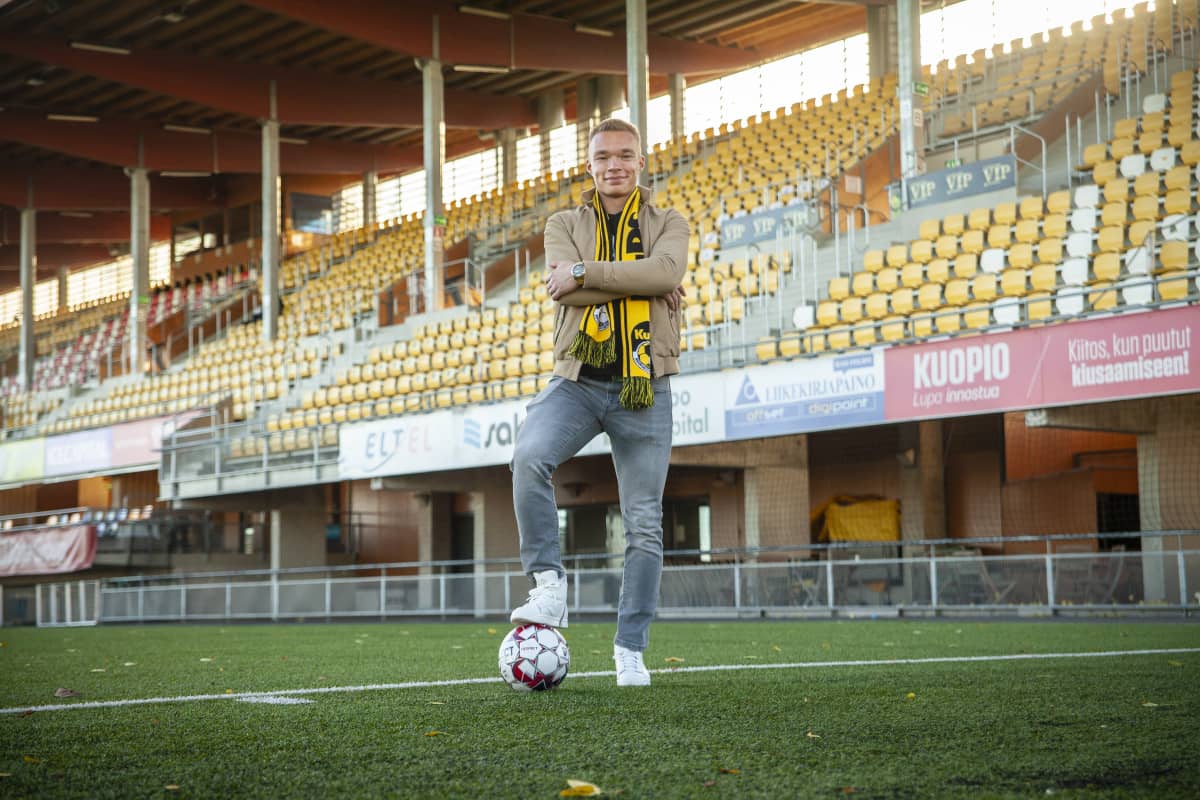 Ilmari Niskanen seisoo jalkapallo kengän alla Savo Areenan nurmella, suomen mestaruus mitallit kaulalla.