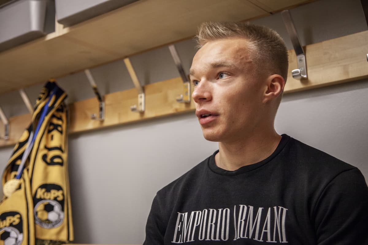 Ilmari Niskanen KuPS pukuhuoneessa kertomassa mestaruudesta