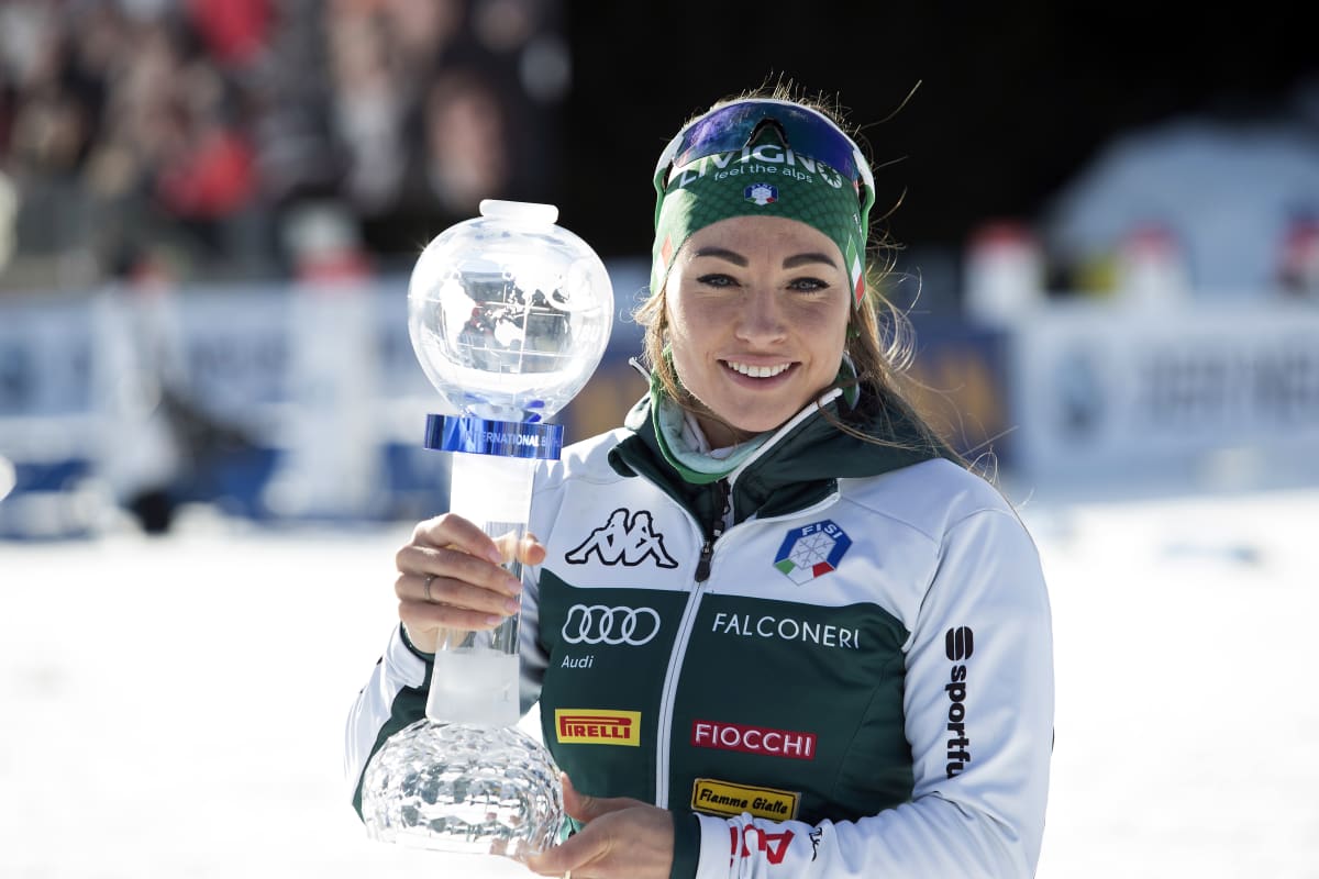 Dorothea Wierer med kristallkulan för världscupseger.