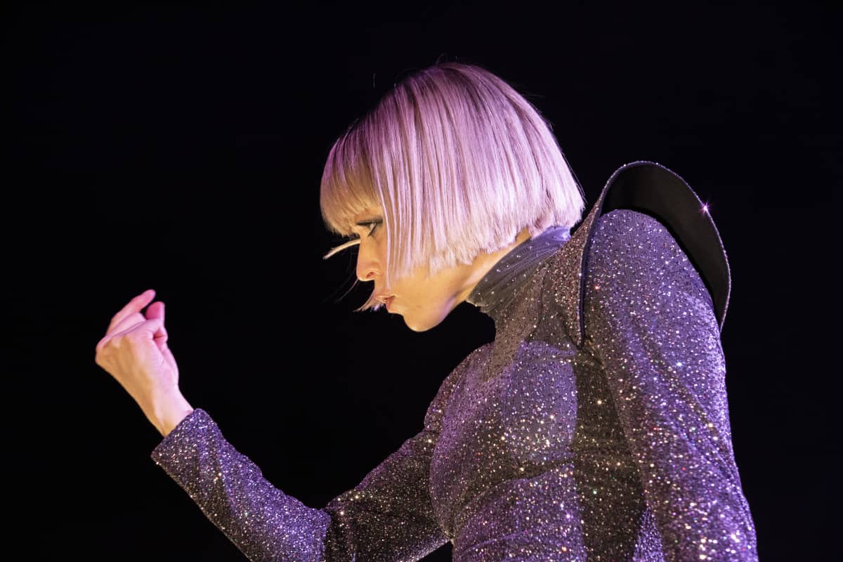 Paula Vesalan konsertti Hartwall Areenalla, missä yleisöllä olimahdollisuud kokeilla Alternative reality-tekniikkaa puhelimillaan.