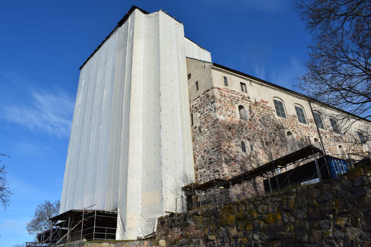 Turun linnan torni korjaustöiden vuoksi hupussa