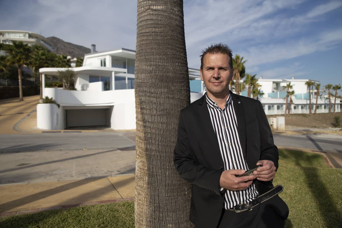 Marko Levander on kiinteistövälittäjä Fuengirolossa. Home In Spain yrityksessä.