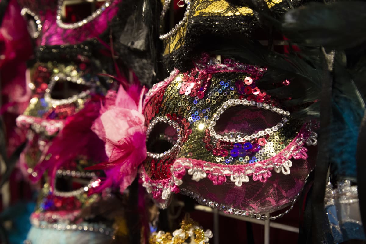 Venetsialaisnaamio Sexhibition-messuilla.