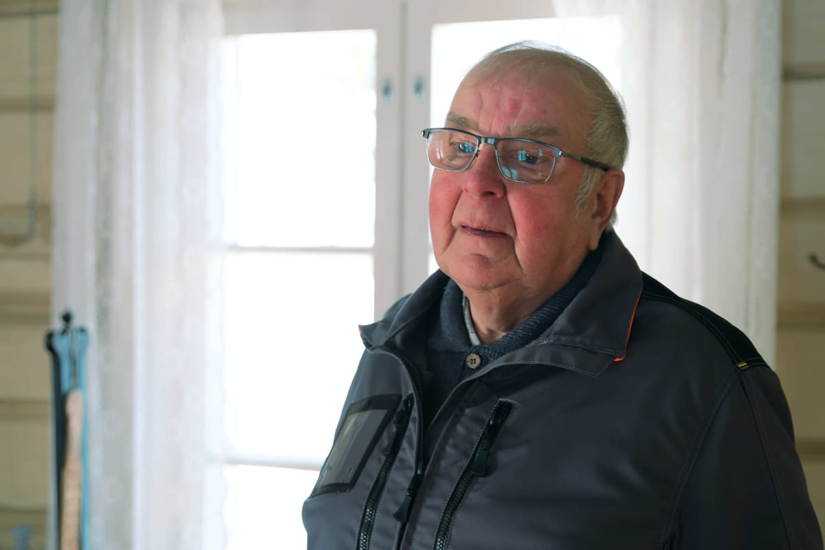 Martti Maunu Tuiskuvaaran perinnetuvan pirtissä.