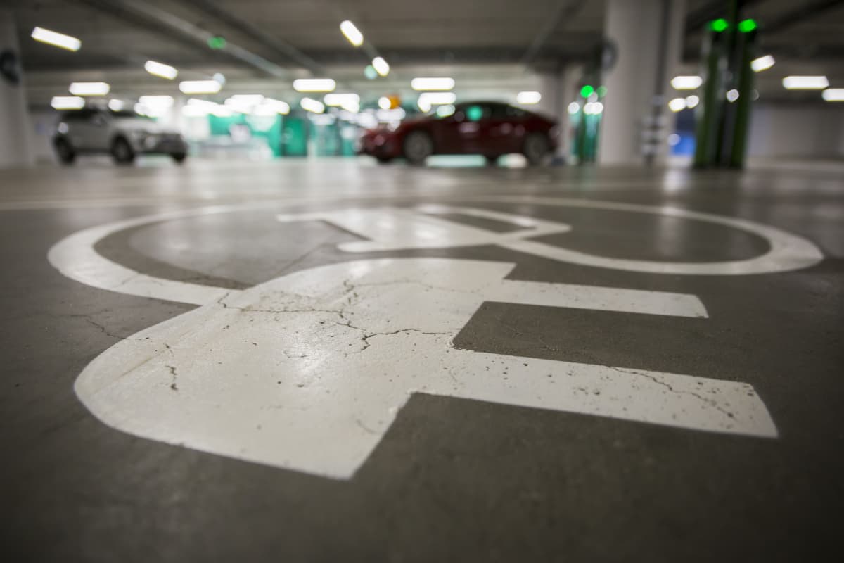 Sähköautoille varattuja parkkiruutuja Triplan parkkihallissa