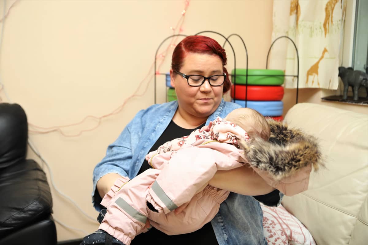 Jaana Mäkinen pitää sylissään kolmen kuukauden ikäsitä vauvaa eli Rianna Mehtosta