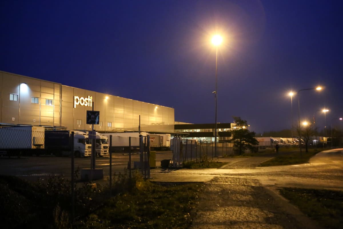 Postin logistiikkakeskus Liedossa.
