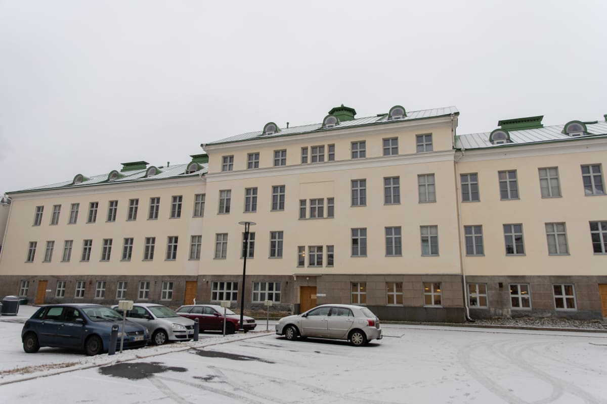 Rauhan sairaalan entinen päärakennus.