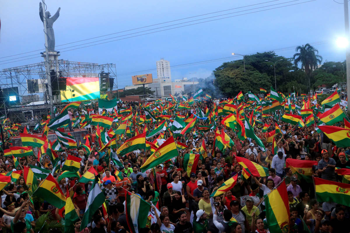 Bolivian pääkaupungissa La Pazissa ihmiset heiluttivat maan lippuja ja kerääntyivät juhlimaan maan pitkäaikaisen presidentin Evo Moralesin eroa.