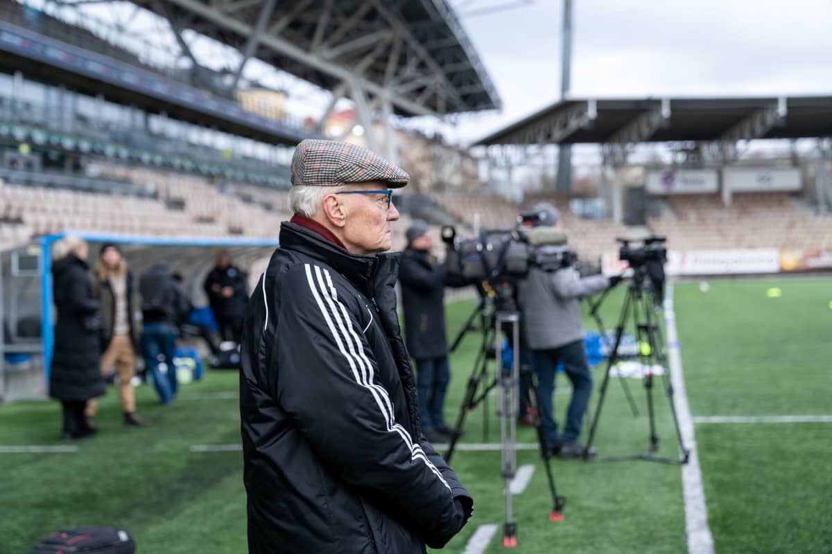 Suomen jalkapallomaajoukkueen entinen huoltaja Gunnar Yliharju katselee harjoituksia, Telia 5G Areena, Helsinki, 12.11.2019.