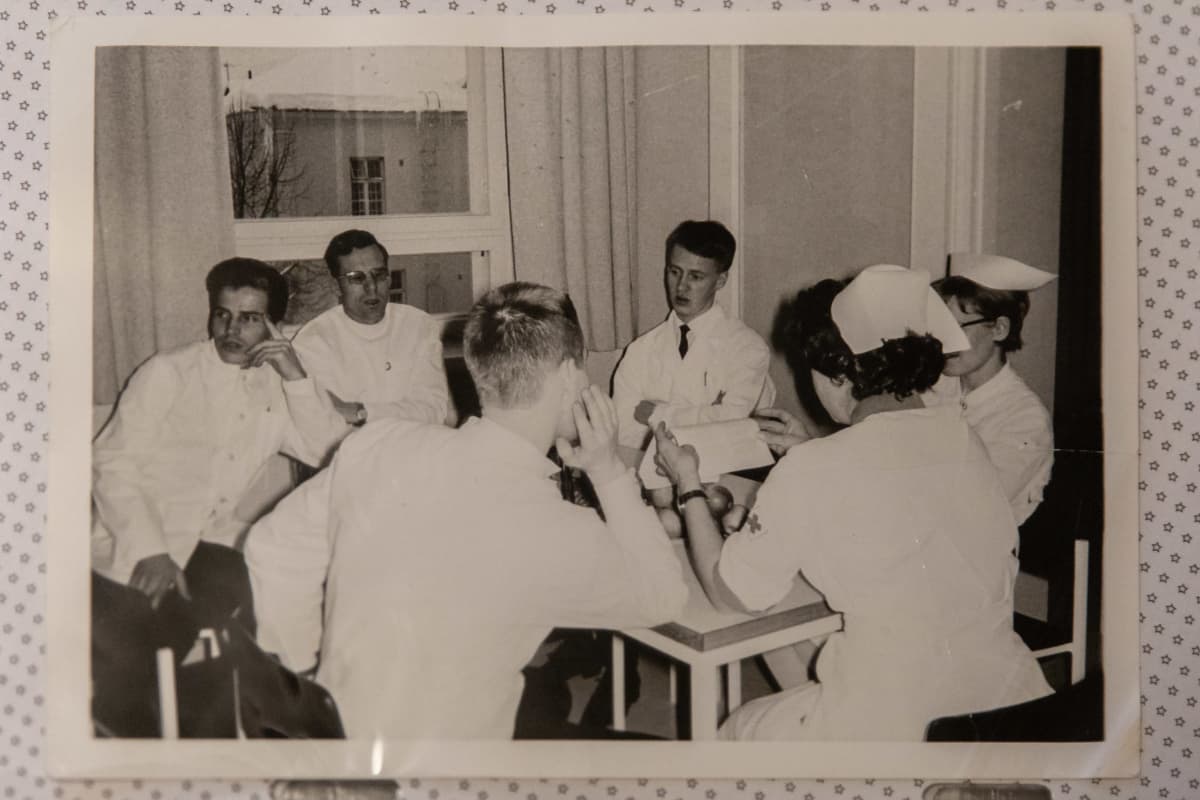 Matti Hjerppe ja muita hoitajia pöydän ääressä Rauhan sairaalassa. Kuva otettu n. vuonna 1973.