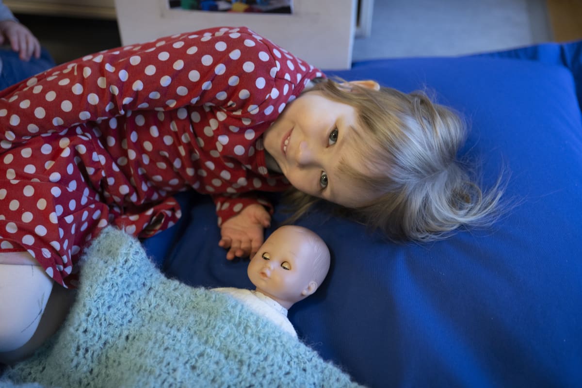 Edla Ylänen nukuttaa nukkea