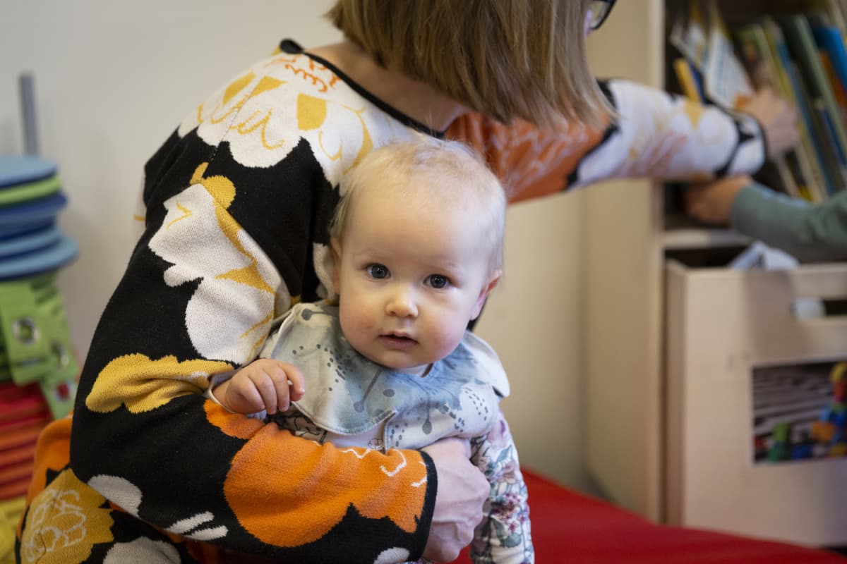 Elina Rantamoijanen ja Saima Rantamoijanen (vauva)