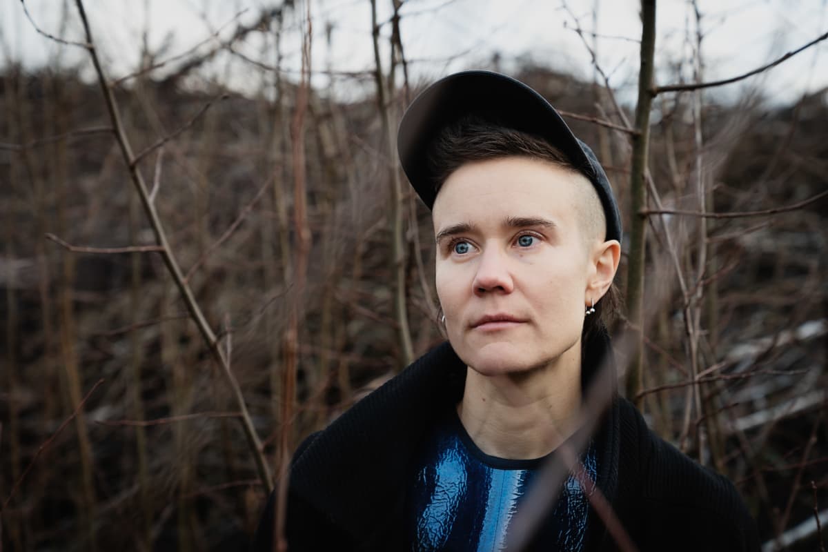 Emilia Kokko lähikuvassa marraskuun risukossa.