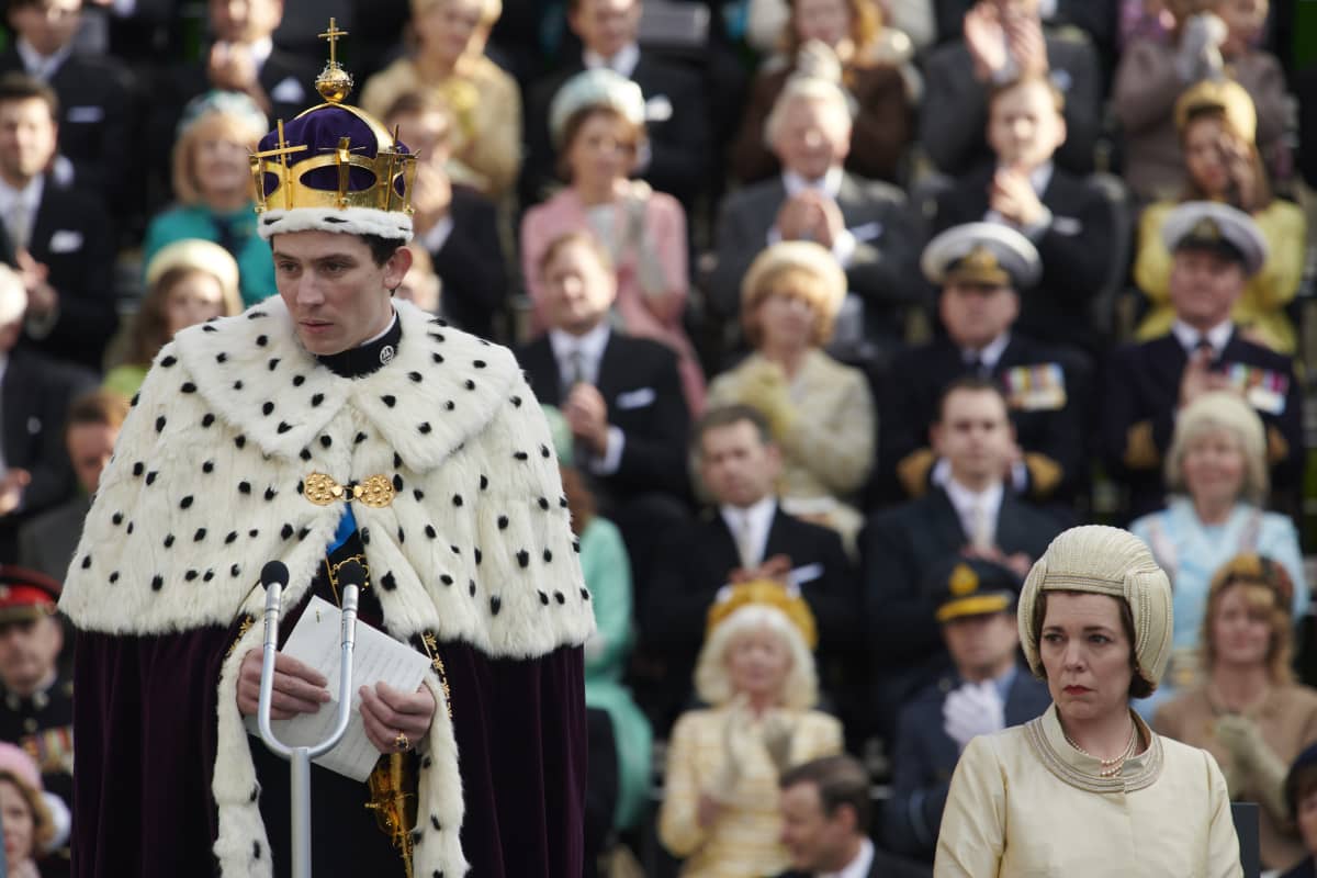 Näyttelijät Josh O'Connor ja Olivia Colman.