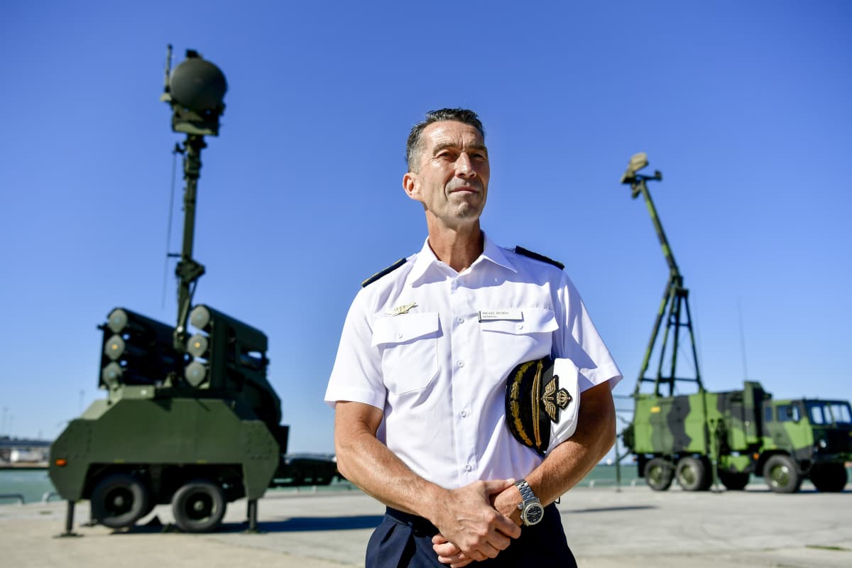 Micael Byden lakki kainalossa.