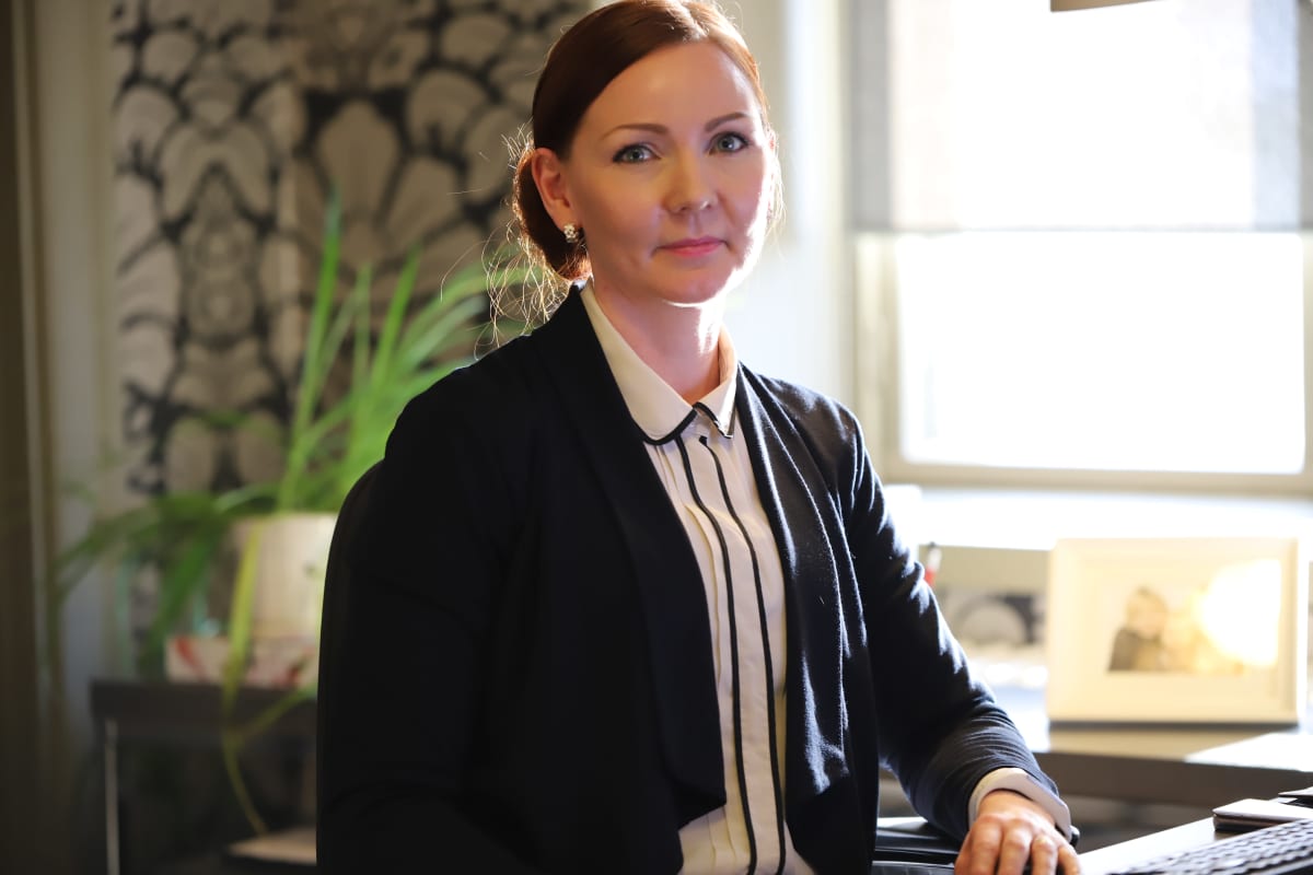 Riikka Hemmi-Lehtola katsoo kameraa.