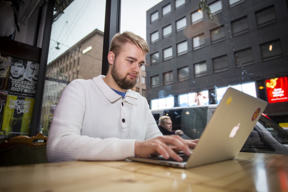 Sasu Karttunen kirjoittaa gradua Ihana kahvilassa Helsingissä
