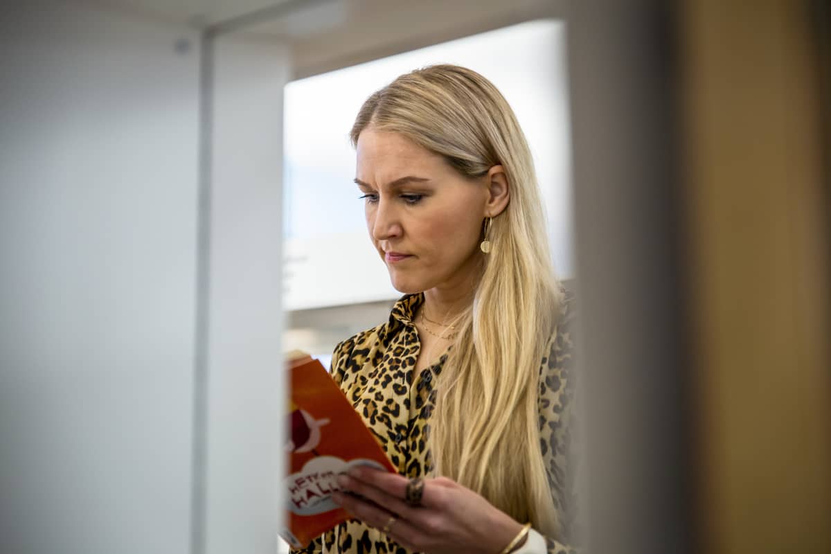 Marja Sannikkaa lukee kirjaa Helsingin keskustakirjasto Oodissa
