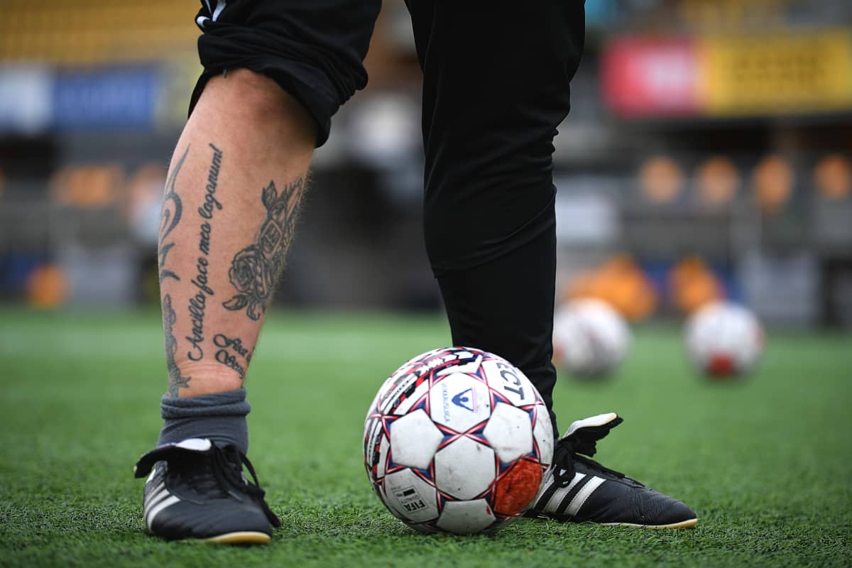 Pele Koljonen har en tatuering på benet.