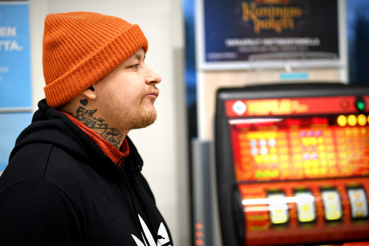Pele Koljonen vid en spelautomat.