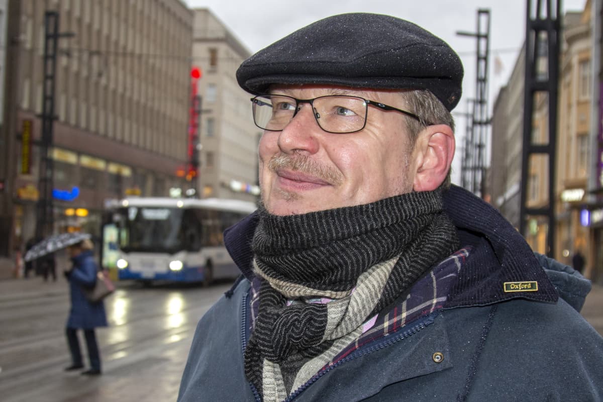 Ilari Karppi hymyilee Hämeenkadulla Tampereella