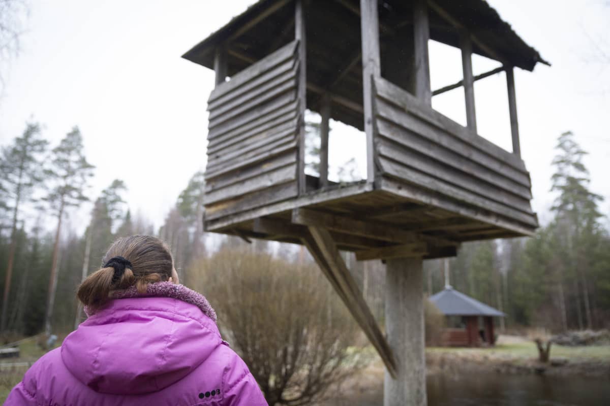 Riikka katsoo leikkimajaa