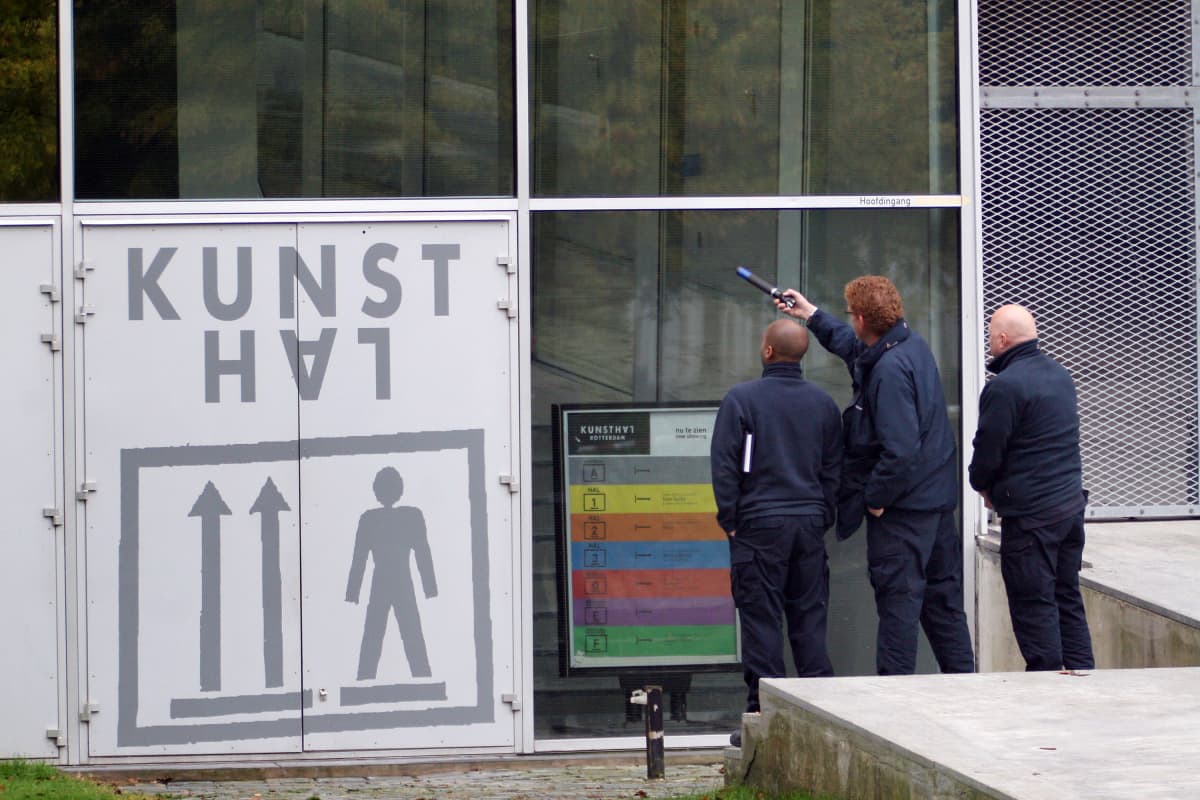 Kolme rikostutkijaa tutkii museon ikkunaa.