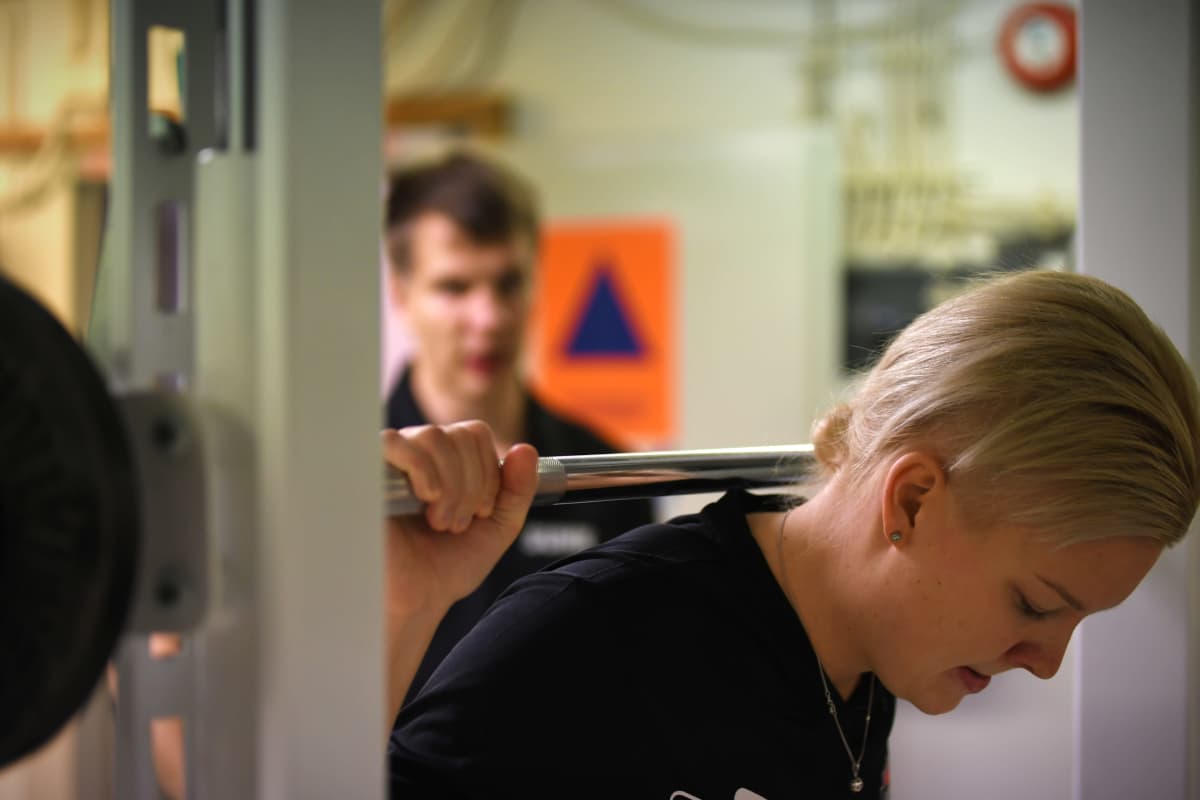 My Kippilä på knärehab med fysioterapeuten Niko Iivonen i Esbo, november 2019.