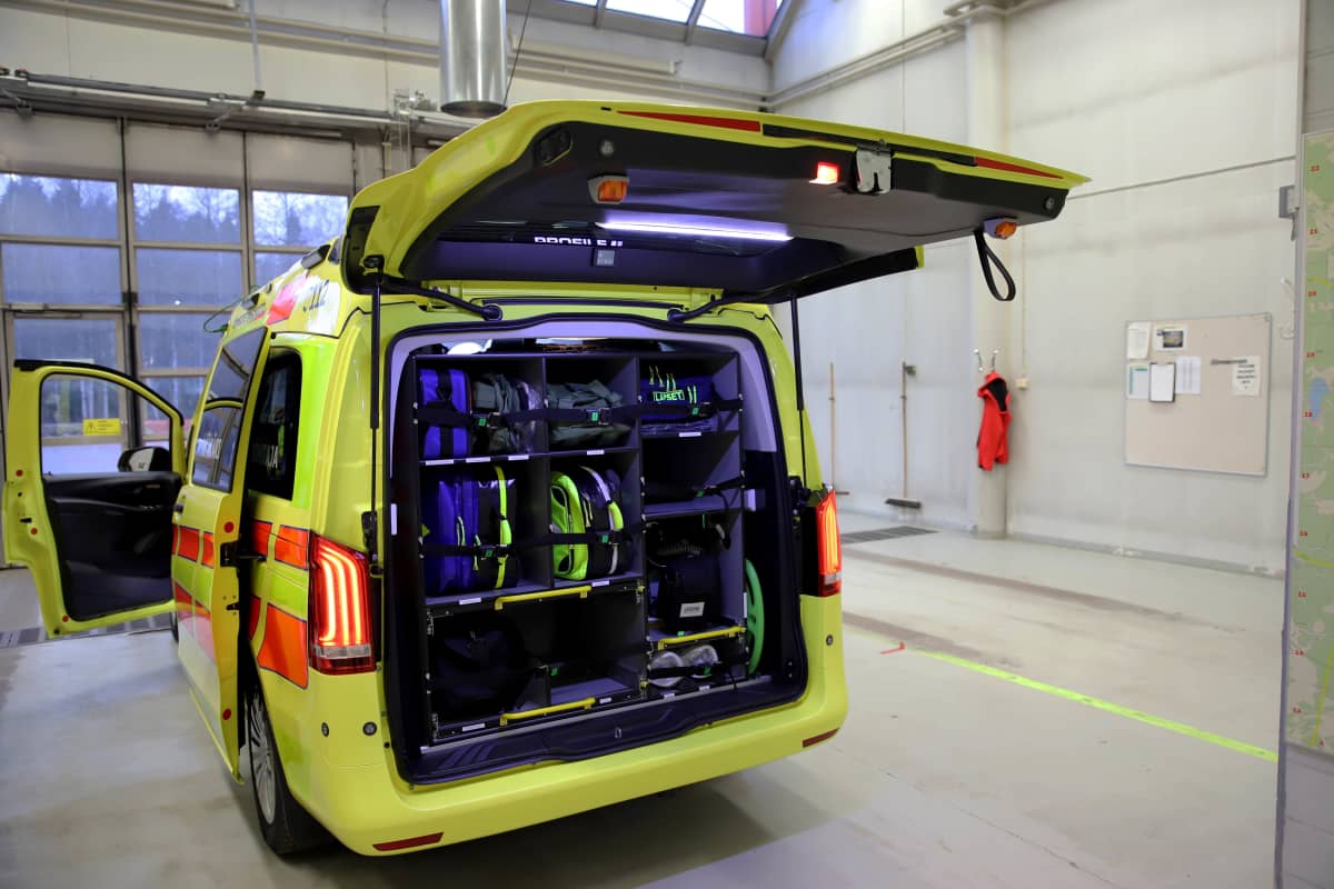 Lääkäriyksikköambulanssin takaosassa välineistöä
