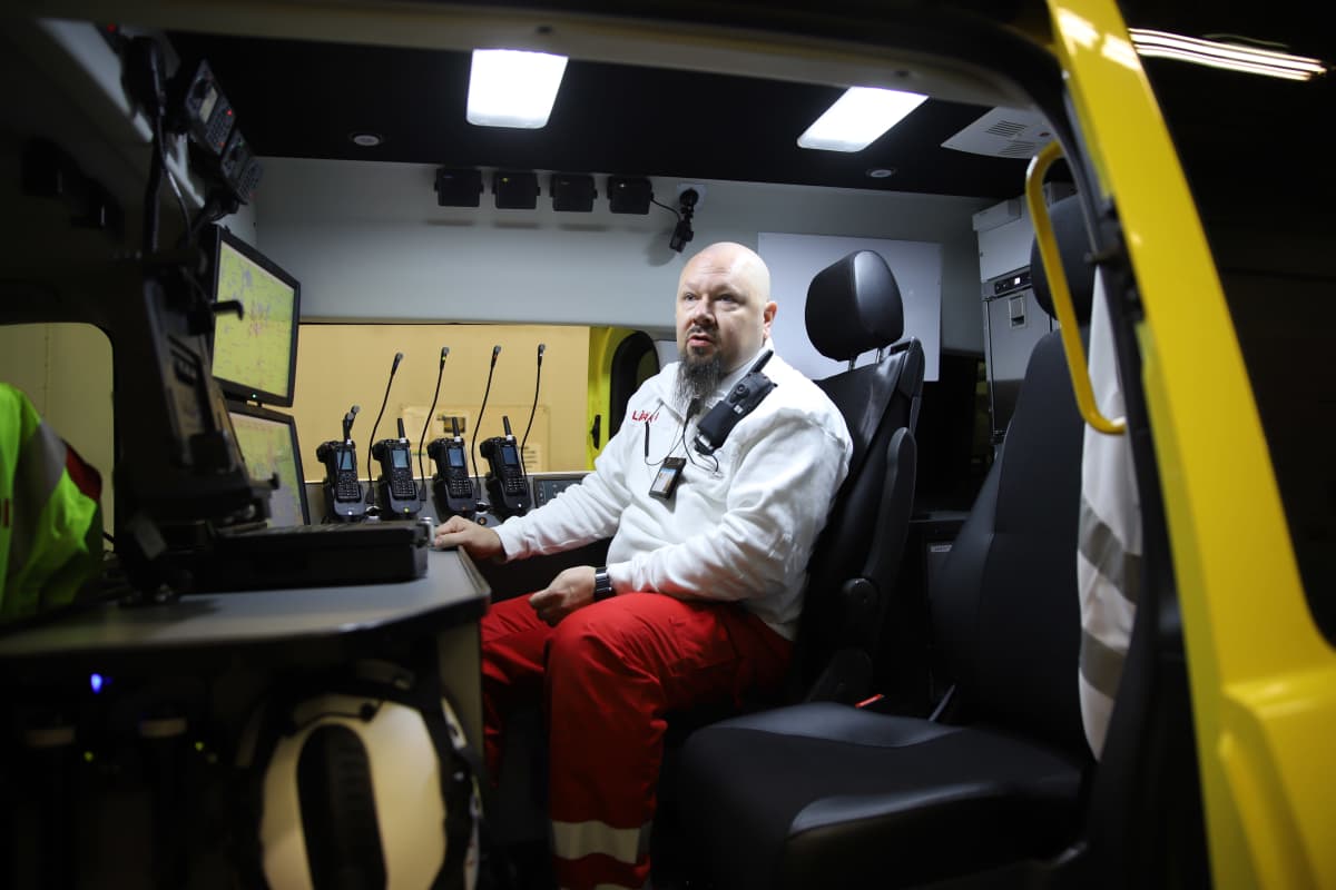 Vastuulääkäri Markus Lyyra istuu ambulanssissa