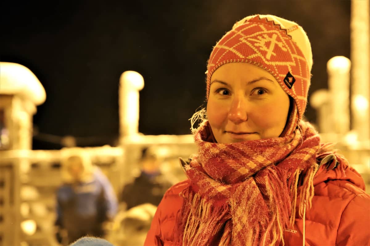 Poronhoitaja Anni Magga-Eira Sallivaaran paliskunnassa kokeili askelmittaria poroerotusten aikana.