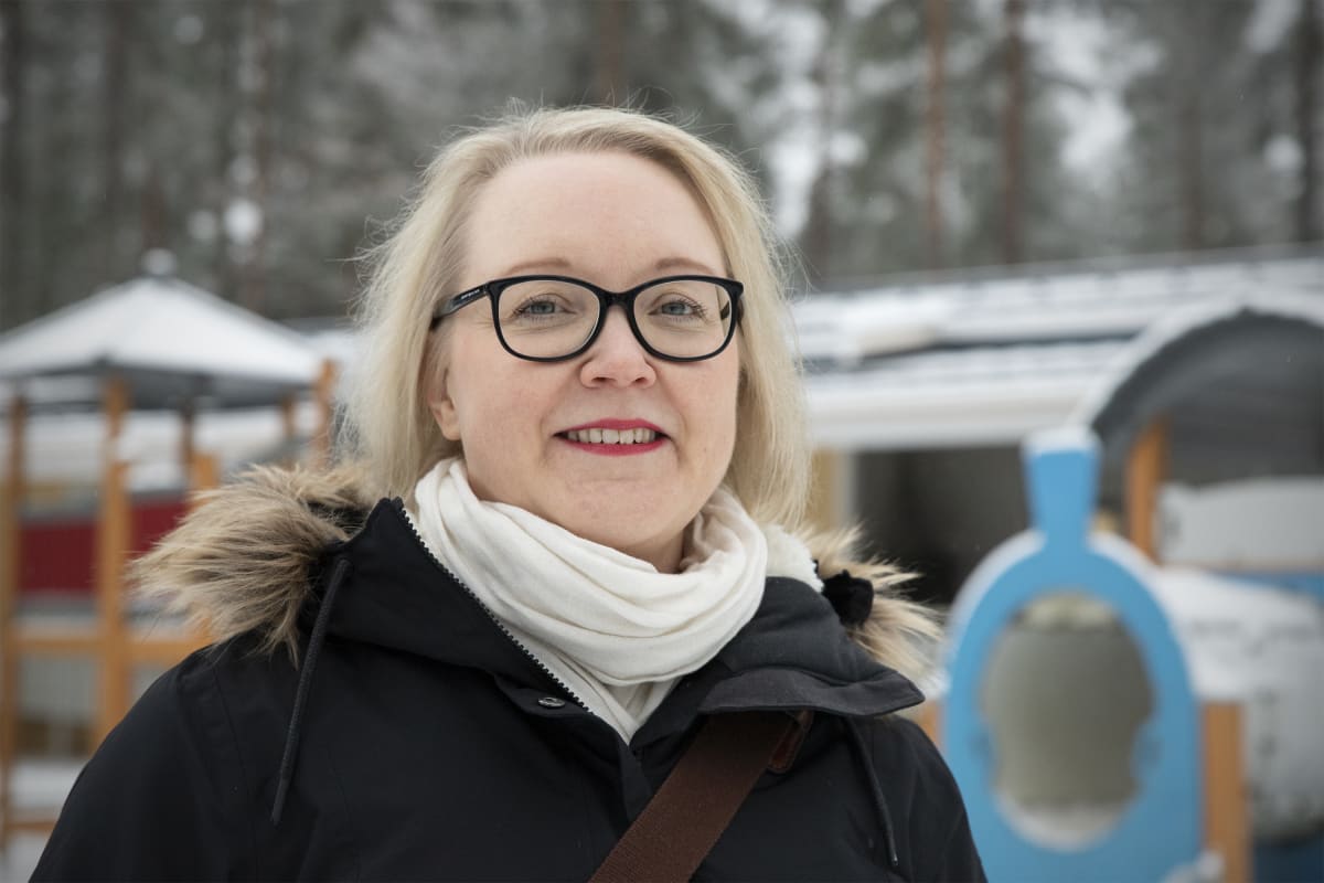 Heidi Uski päiväkodin pihalla.