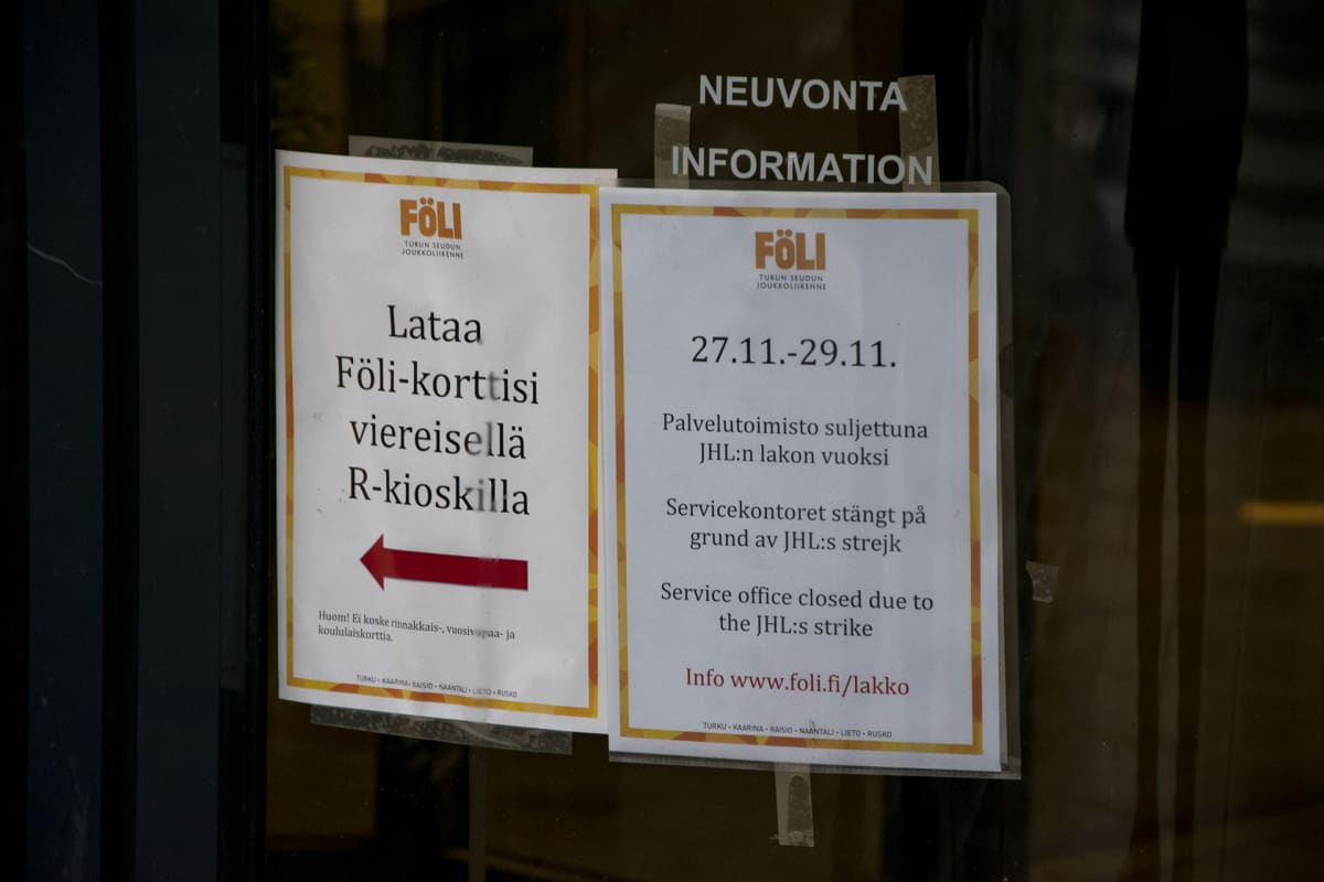 Lappu JHL:n lakon vaikutuksista Fölin joukkoliikennetoimiston ovessa.