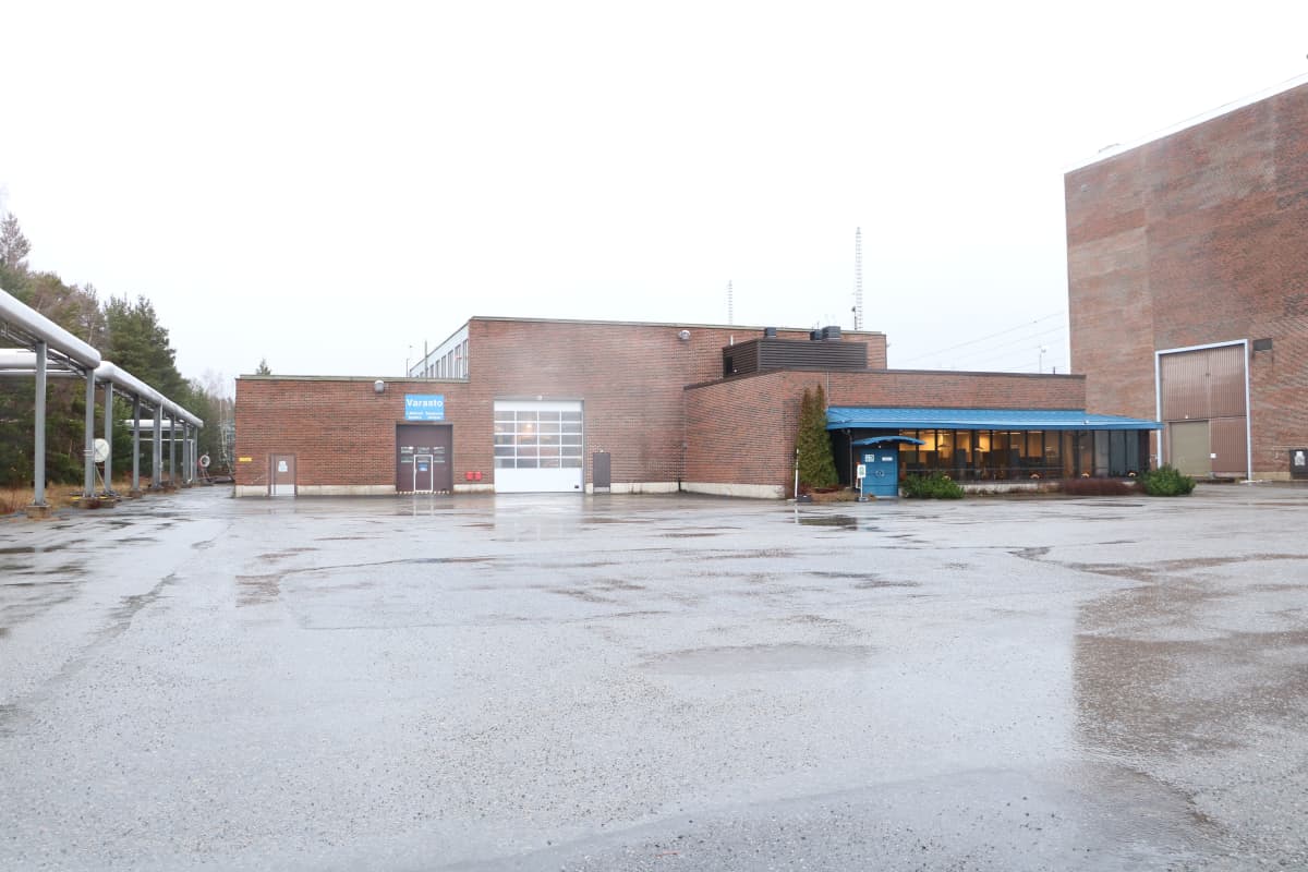 En stor röd tegelbyggnad.