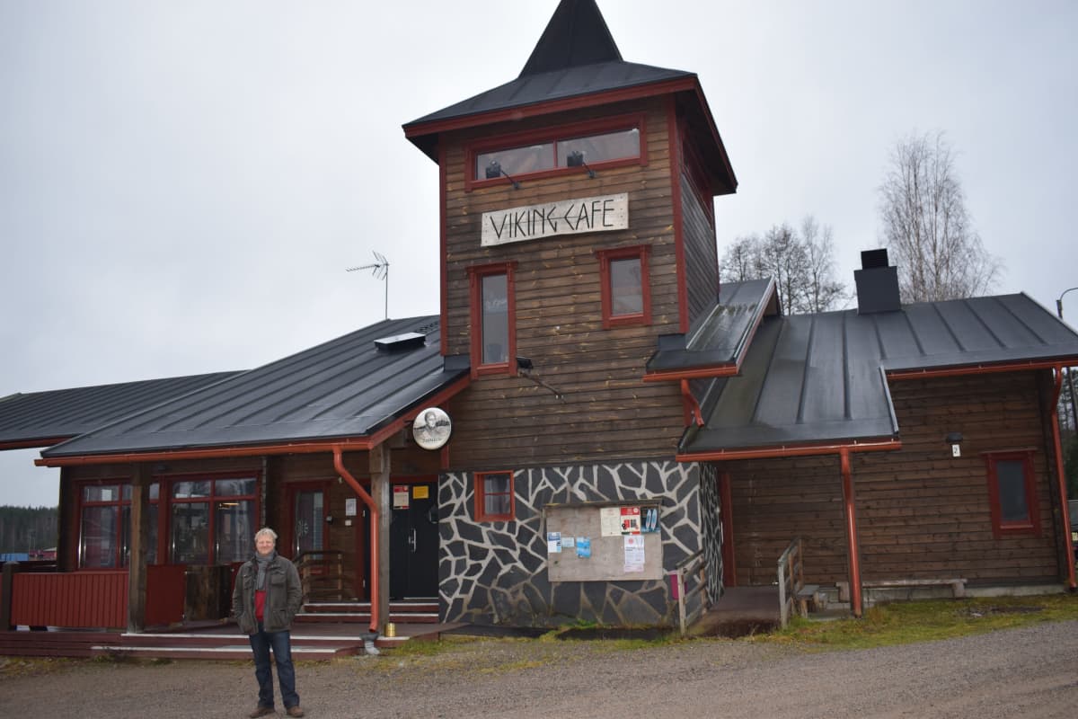 Ravintolayrittäjä Erwin Tiesma Viking Cafen edessä Savonrannalla