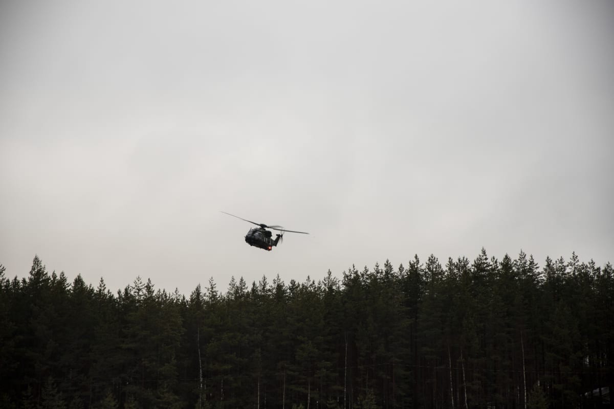 Puolustusvoimien helikopteri.
