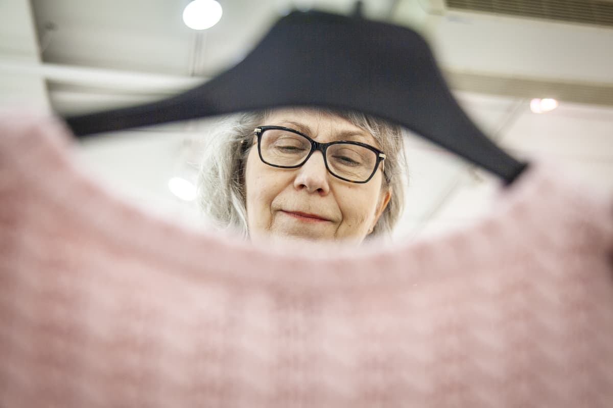 Jaana Iso-Ahola katselee paitaa Moda -liikkeessä Kuopiossa.