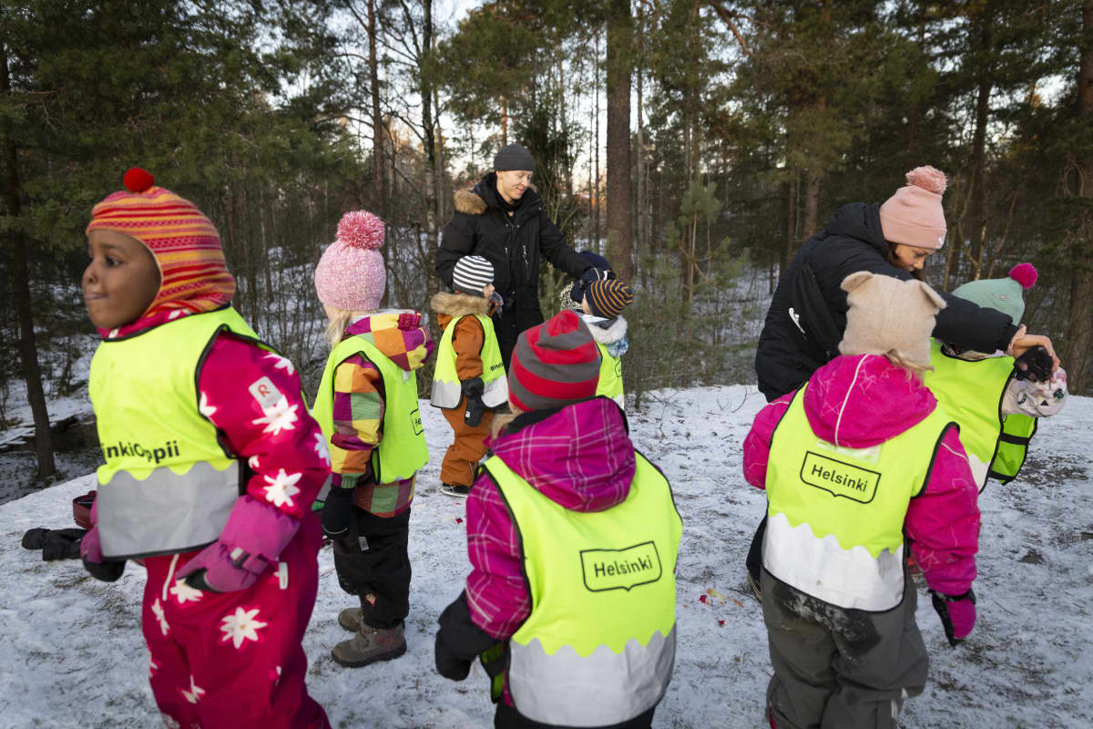 Lapset pomppivat
