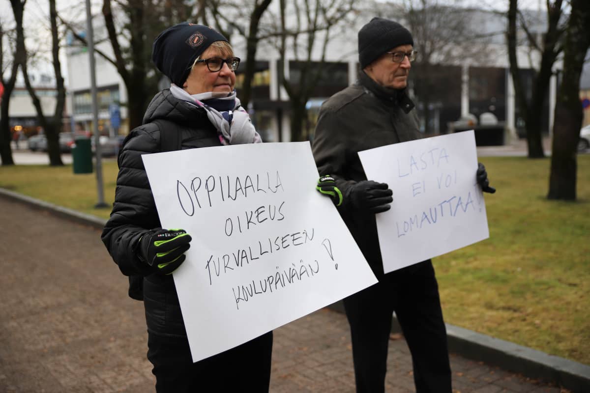 mielenilmaus lomautuksista Kouvolan kaupungintalolla.