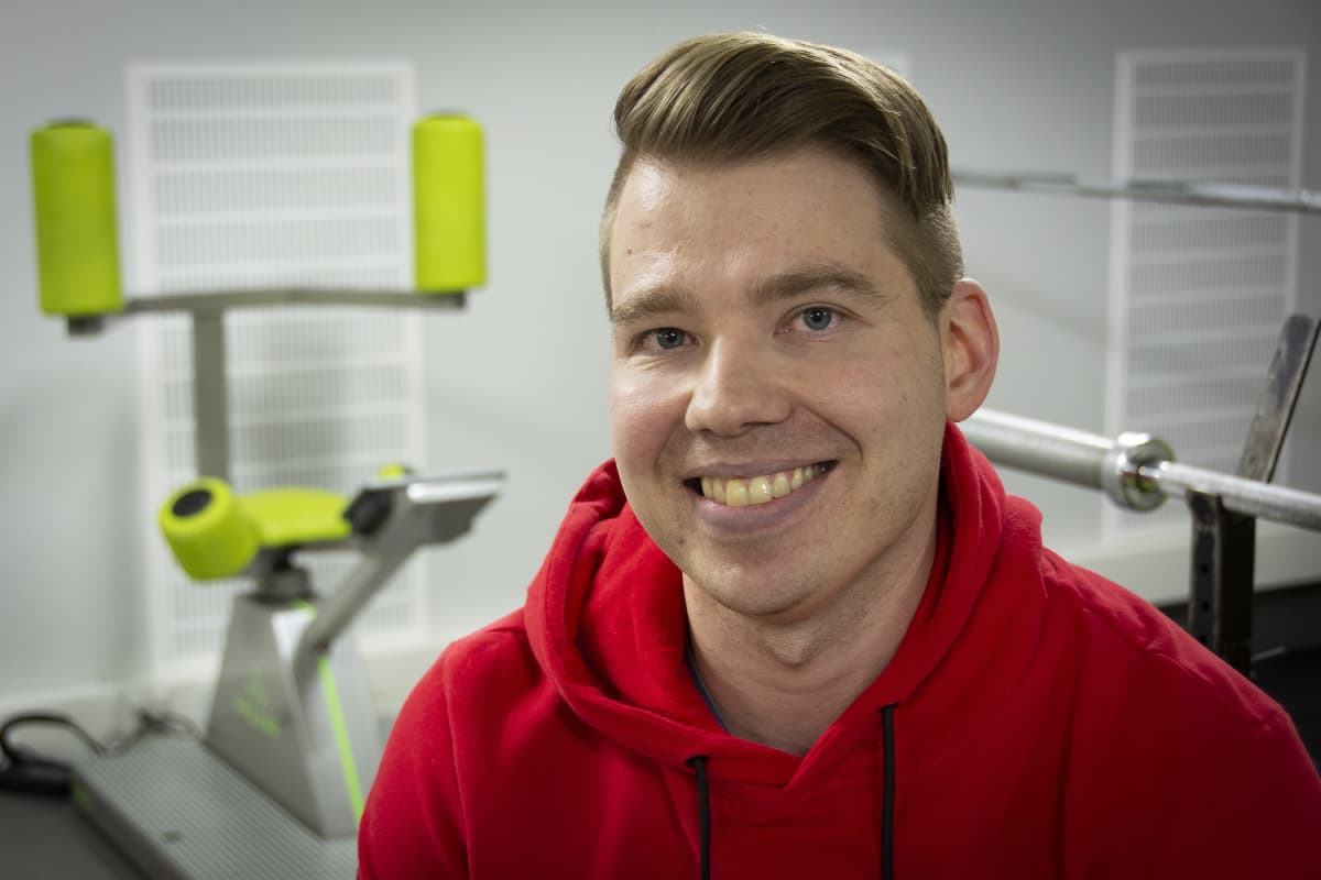 Mies kuntosalilla.