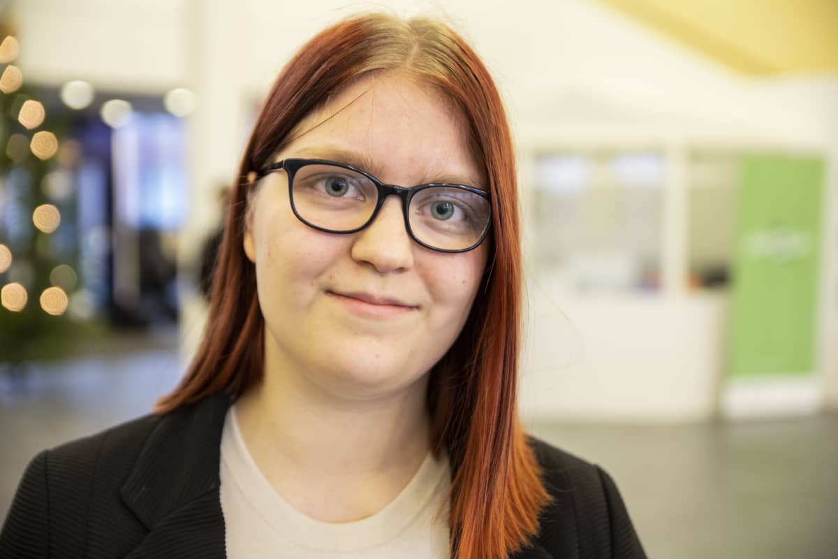 Salon nuorisovaltuuston puheenjohtaja Salla Rounamaa Salon lukion aulassa.