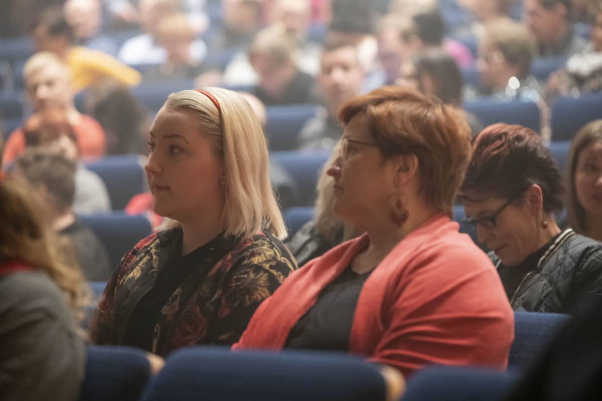 Äiti ja tytär konsertissa.