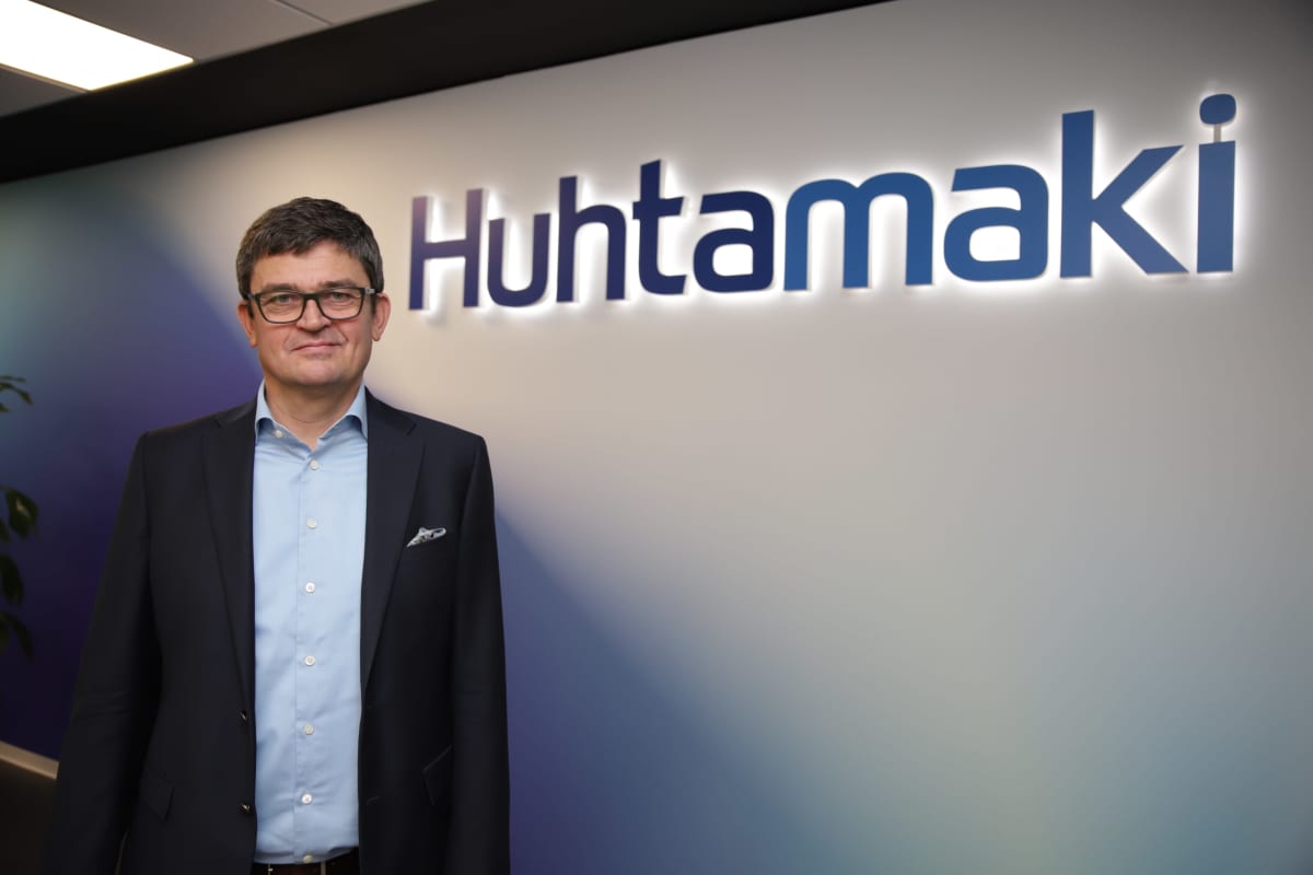 Tulosyksikön johtaja Panu Ala-Nikkola Huhtamäki Food Service oy:n aulassa Hämeenlinnassa