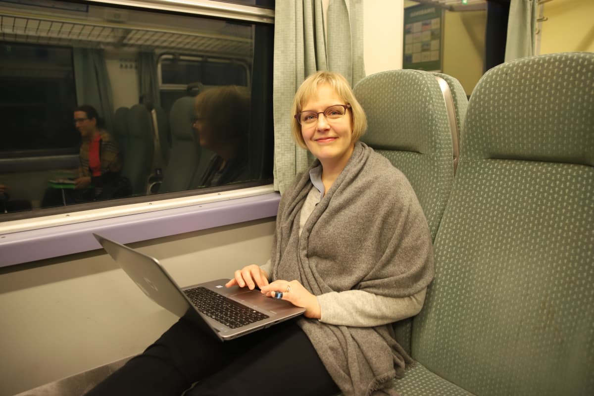 Anne Hokkanen junassa